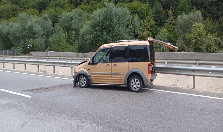 Kontrolde çıkan araç bariyerlere çarparken, 3 kişi yaralandı