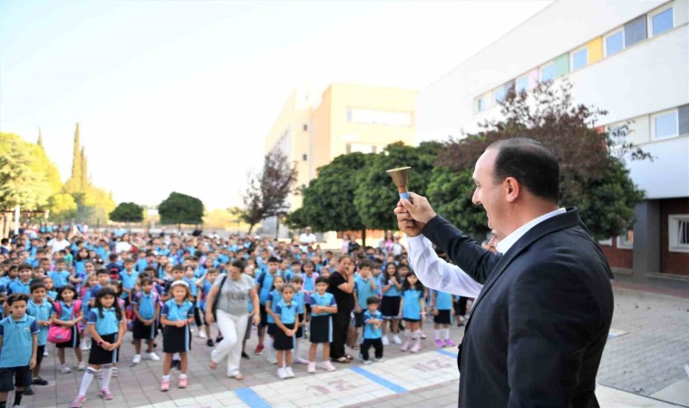 Konyaaltında ilk ders zilini Başkan Kotan çaldı