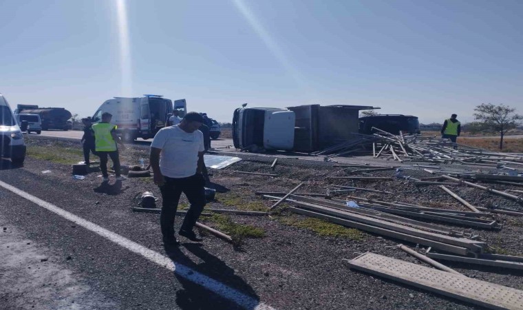 Konyada lastiği patlayan kamyonet devrildi: 2 yaralı