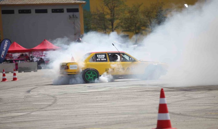 Konyada slalom yarışı ve drift gösterisinde otomobiller tozu dumana kattı