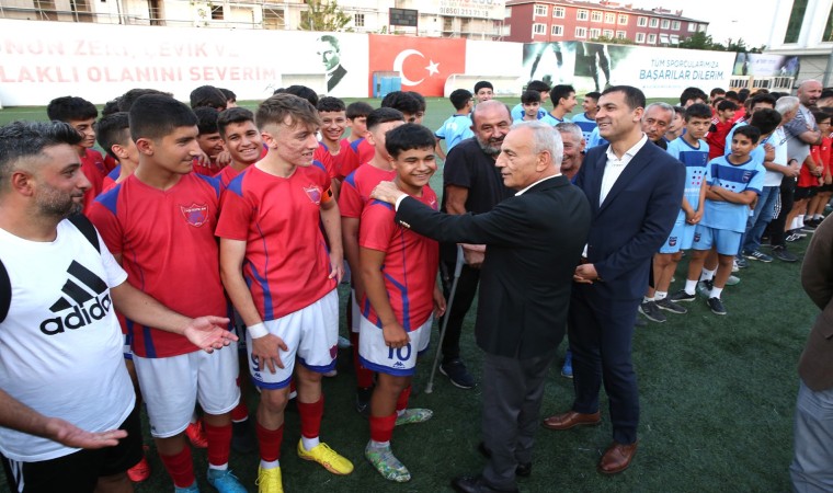 Küçükçekmecede U14-U16 Futbol Turnuvası kupa töreni düzenlendi