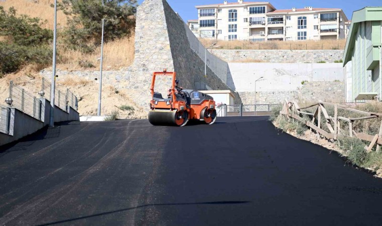 Kuşadasında yol yenileme çalışmaları sürüyor