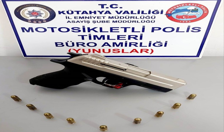 Kütahyada güvenlik görevlisinin şoför olarak bulunduğu araçta ruhsatsız tabanca ele geçirildi