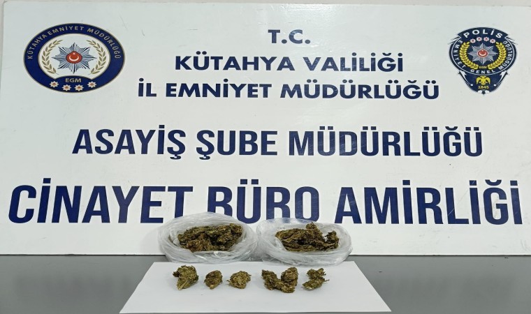 Kütahyada uyuşturucu bulunan araçtaki 3 kişi gözaltına alındı