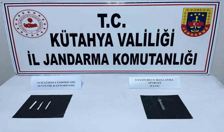 Kütahyada uyuşturucu ele geçirilen araçtaki 3 kişiden 2si tutuklandı