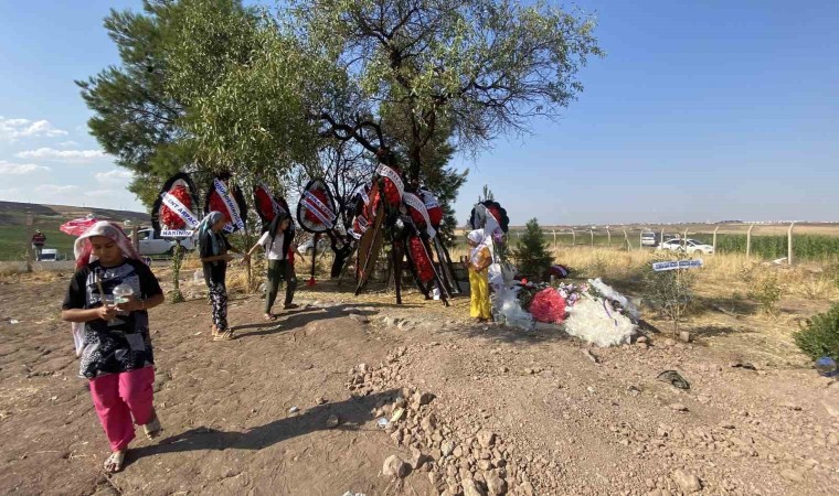 Mahalleden arkadaşları Narinin mezarını ziyaret etti