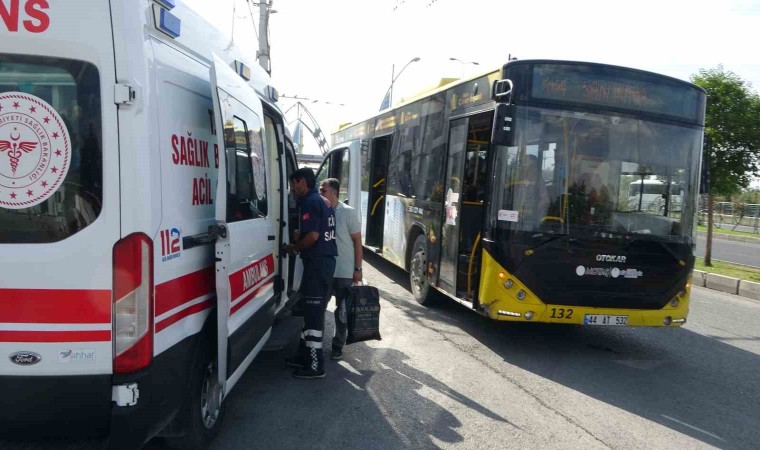 Malatyada otobüs ile hafif ticari araç çarpıştı: 2 yaralı