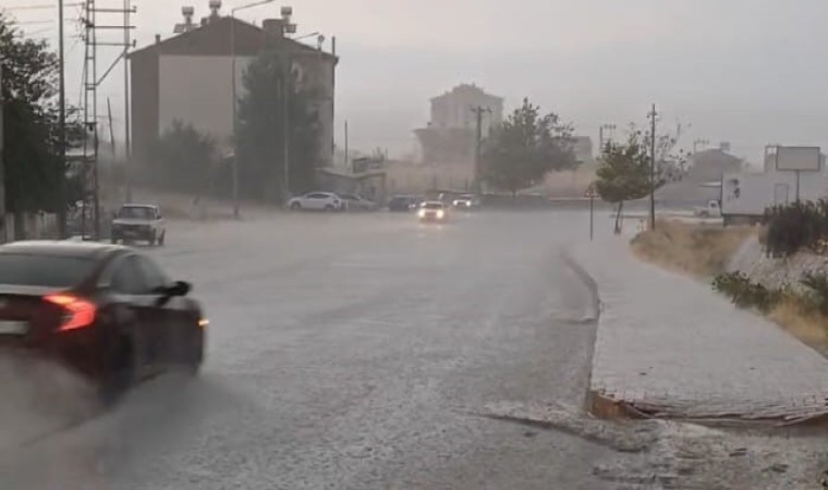 Malatyada sağanak etkili oldu, yollar göle döndü