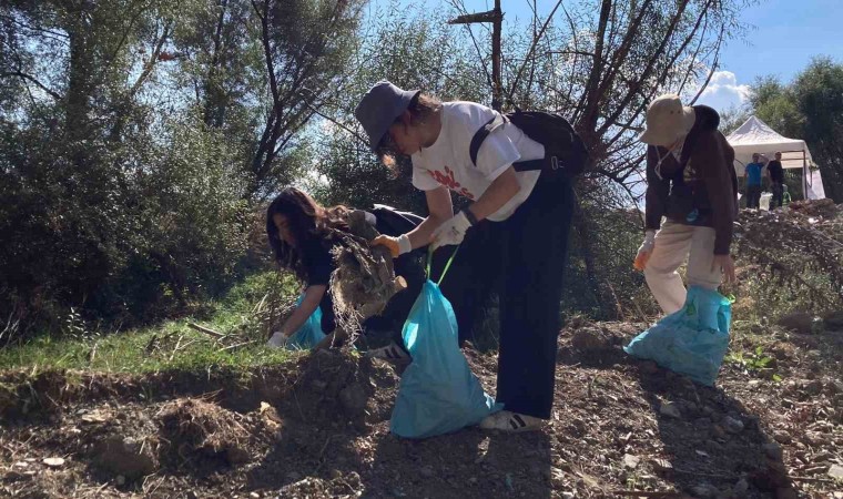 Mamak Kent Ormanında gönüllüler tarafından temizlik yapıldı