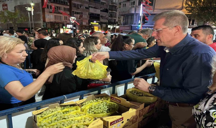 Manisada 3 ton üzüm ve litrelerce üzüm şırası dağıtıldı