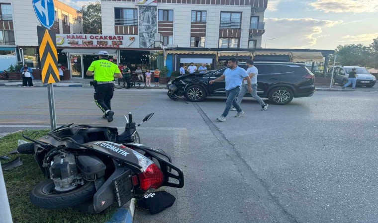 Manisada motosiklet ile cipin çarpışma anı kamerada: 2 yaralı