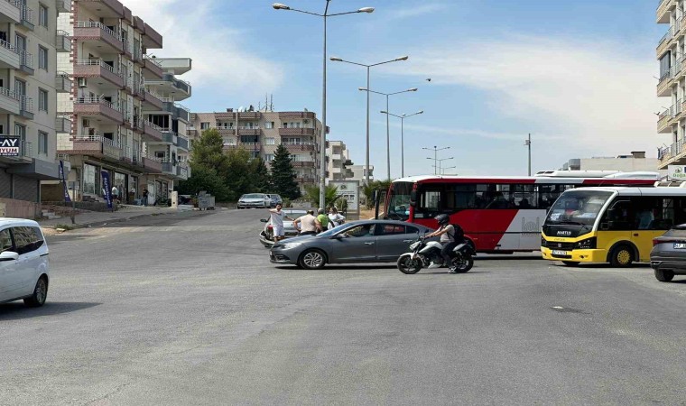 Mardinde halk otobüsü ile otomobil çarpıştı