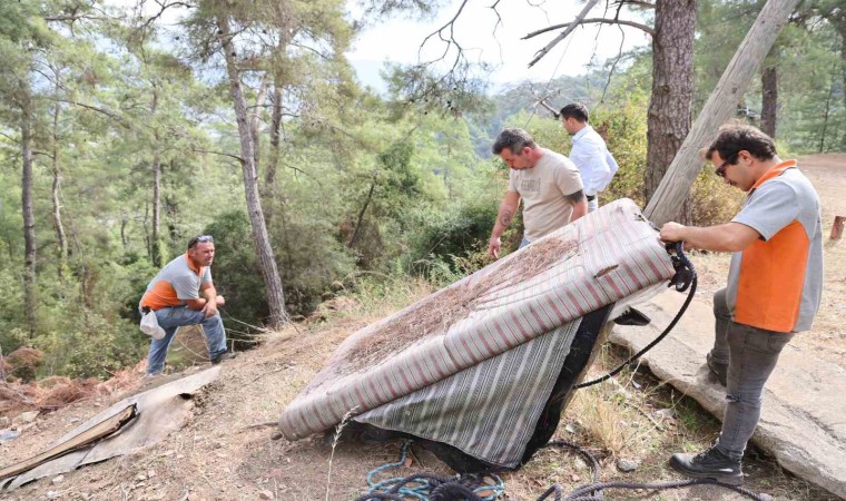 Marmaris Belediyesinden karayolu kenarında temizlik çalışması