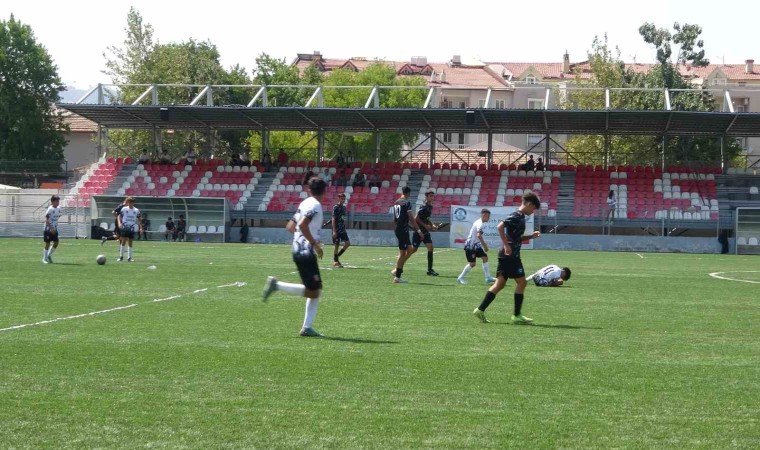 Marmariste 14.Uluslarası Junior Cup Futbol Turnuvasının ikinci etabı Vali Akbıyıkın başlangıç vuruşu ile başladı