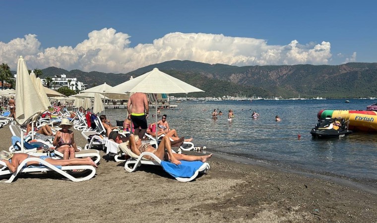 Marmariste denizin keyfini turistler çıkarıyor