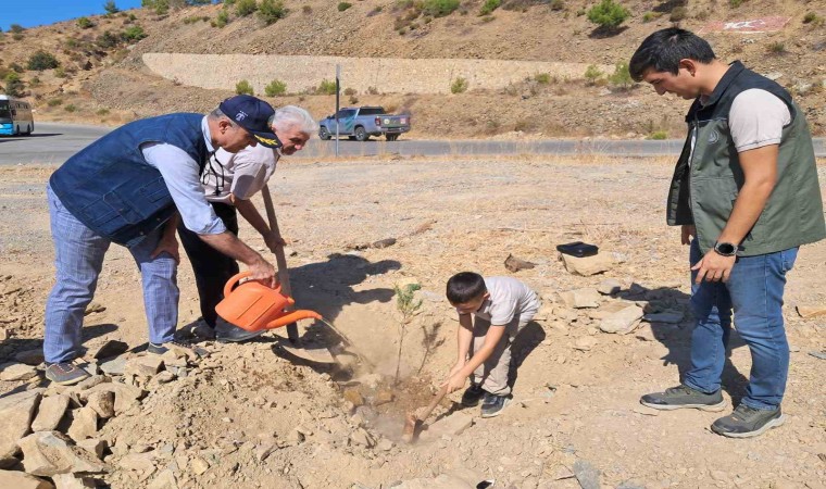 Mersinde 2 bin 500 fidan toprakla buluşturuldu