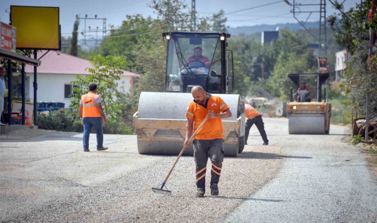 Mersinde kısal bölgelerde yol yapım çalışmaları sürüyor