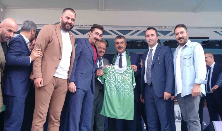 Milli Eğitim Bakanı Tekine Tortumspor forması