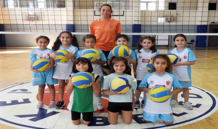 Minik voleybol yıldızları Kepezde yetişiyor