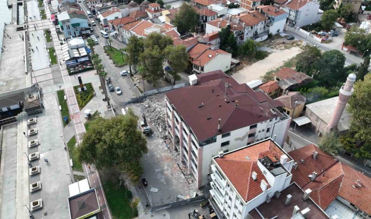 Mudanyada 50 yıllık belediye binası yıkılıyor