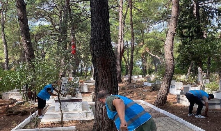 Muğlada kamu hizmeti cezası alanlar şehit kabrini temizledi