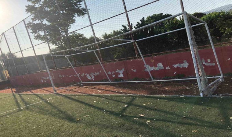 Narlıderedeki Ali Artuner Stadyumu harabeye döndü