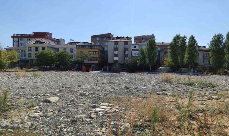 Öğrenci ve veliler yıkılan okulun yeniden yapılmasını istedi