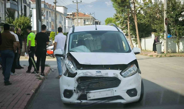 Okul servisi ile hafif ticari araç çarpıştı: 8i öğrenci 11 yaralı