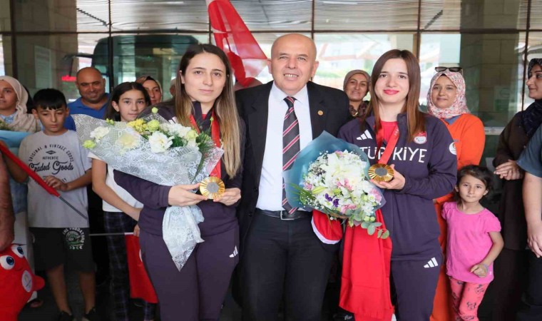 Olimpiyat şampiyonları çiçeklerle karşılandı