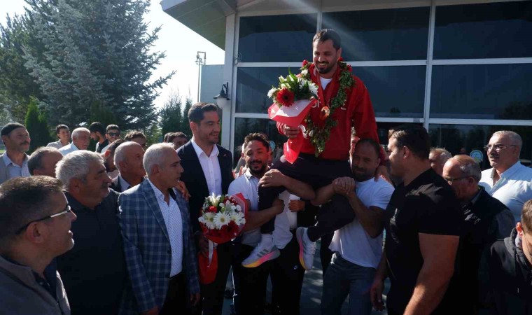 Olimpiyat şampiyonu İbrahim Bölükbaşı, memleketi Erzurumda omuzlarda karşılandı