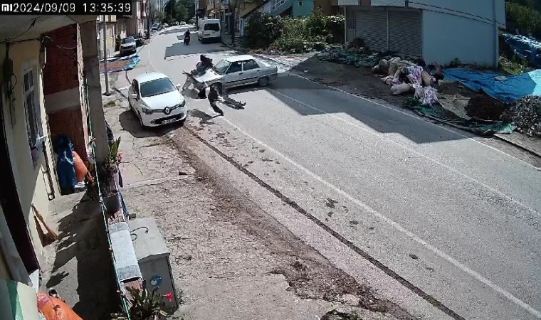 Otomobil ile çarpışan motosiklet sürücüsü havada takla attı