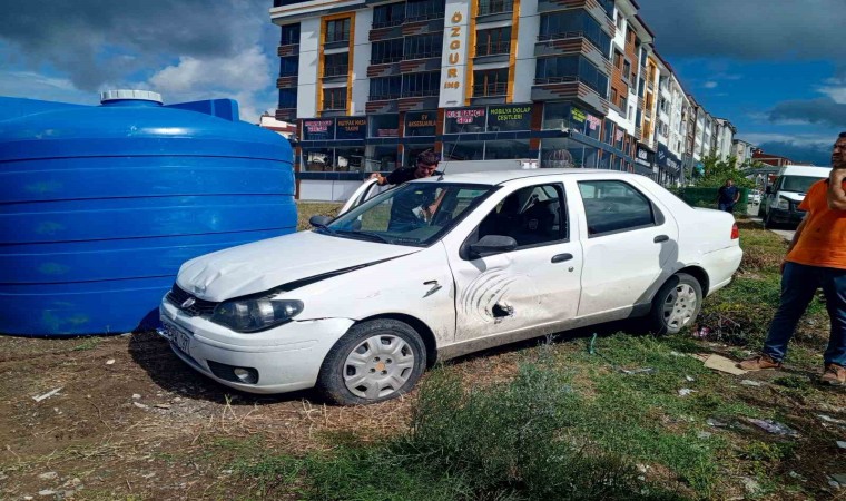 Otomobil su tankına çarptı: 1 yaralı