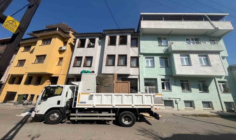 (Özel) Bursada bir apartmandan 5 kamyon çöp çıktı