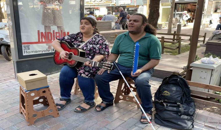 (ÖZEL) İrandan gelen görme engelli çift sokak müzisyenliği yaparak geçimini sağlıyor