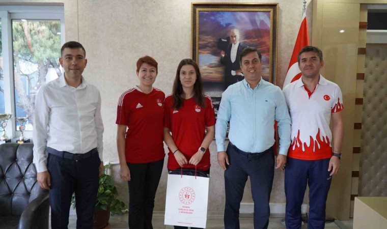 Öztürkten Manisalı Milli Badmintoncu Ravza Bodura tebrik