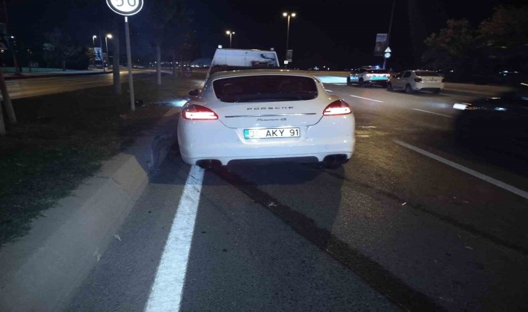 Pendikte otomobilin çarptığı motosiklet, kontrolden çıkarak park halindeki araca çarptı: 1 yaralı