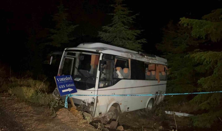 Polis memurlarını taşıyan midibüs şarampole uçtu: 14ü polis 15 yaralı