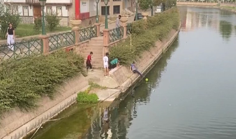 Porsuk Çayına düşürdükleri topu almak isteyen çocuklar canlarını tehlikeye attı