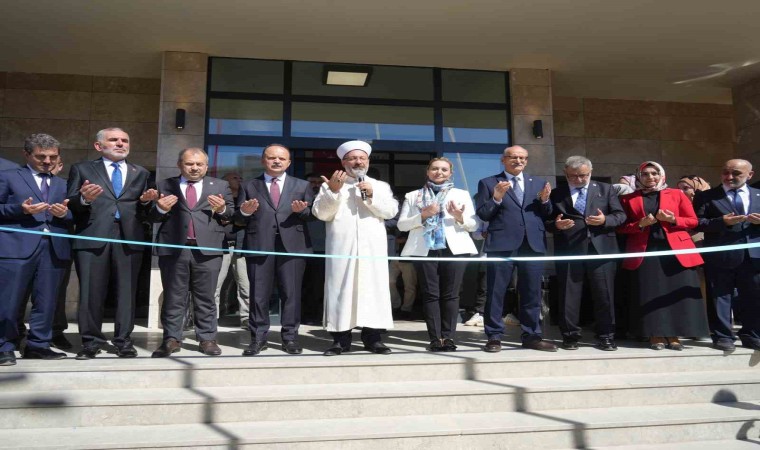 Prof. Dr. Erbaş: “Bizim ilmimiz insanlığı yaşatmak içindir, Batının ise öldürmek içindir”