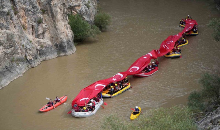 Rafting yapan gaziler Karasu Nehrinde 50 metre uzunluğunda Türk bayrağı açtı