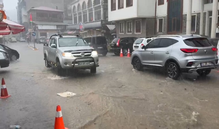 Rizede sağanak yağış sonrası cadde ve sokaklar göle döndü