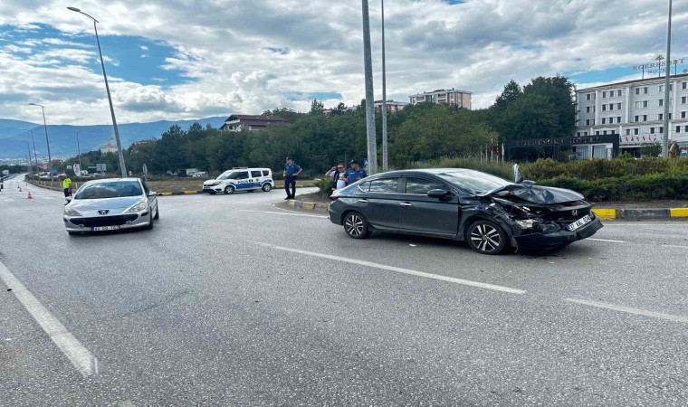 Safranboluda iki otomobil çarpıştı: 4 yaralı