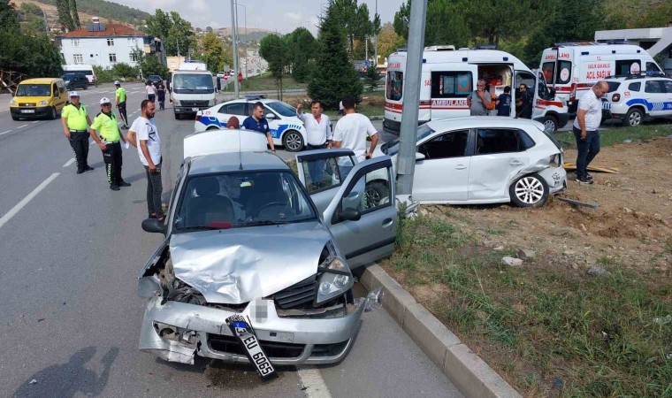 Sağlık çalışanlarının araçları çarpıştı: 3ü hemşire 7 yaralı