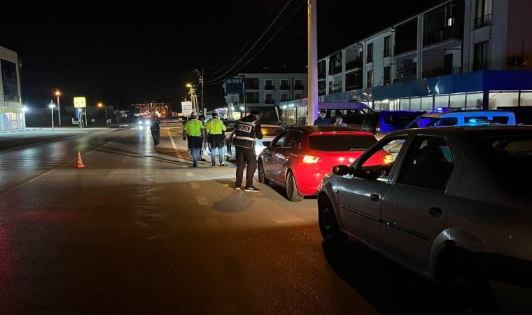 Sakaryada polisten şok uygulama: 2 şahıs yakalandı, ruhsatsız 5 tabanca ele geçirildi