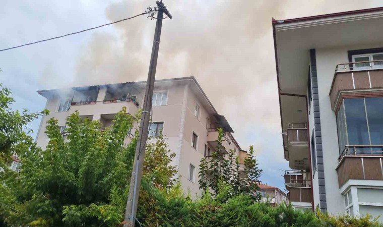 Sakaryada şehir merkezinde korkutan yangın: Mahalleli sokağa döküldü