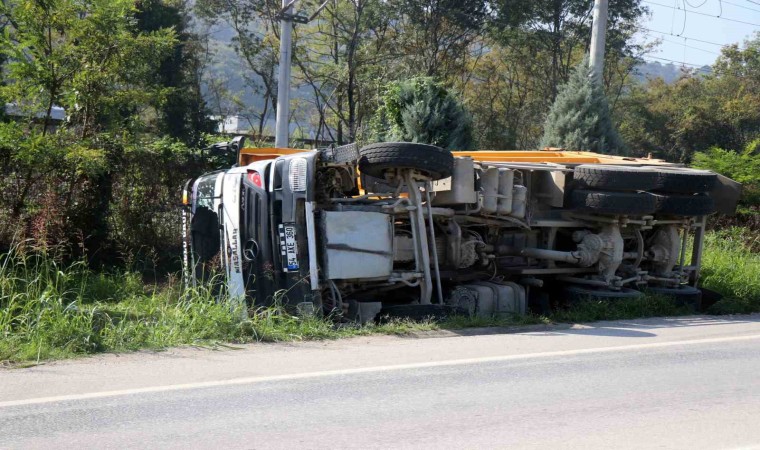 Sakaryada toprak yüklü kamyon yol kenarına devrildi: 1 yaralı