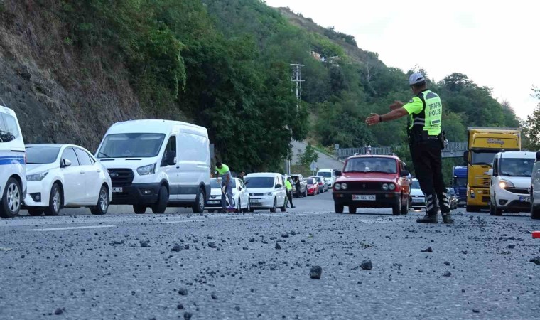 Samsunda taş ocağında patlama: Yola savurulan taşlar araçlara isabet etti, 4 kişi yaralandı