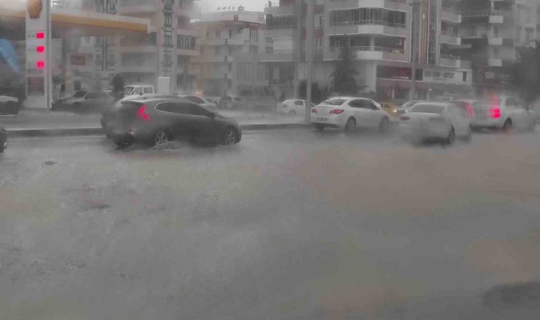 Şanlıurfada sağanak yağış etkili oldu, yollar göle döndü