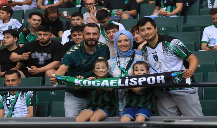 Şarkıcı Bayhandan Kocaelispor camiasına jest