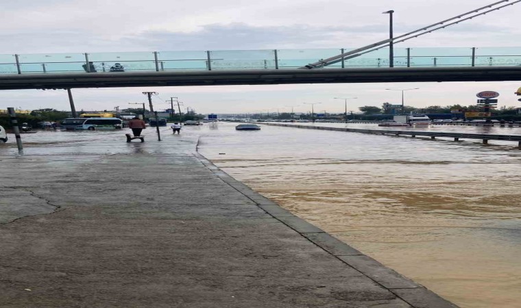 Sel suları yolu trafiğe kapattı, İstanbula D-100den ulaşım kesildi